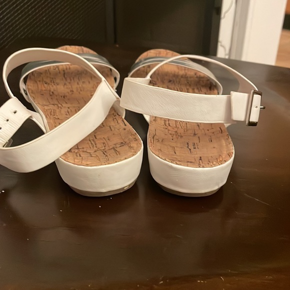 Restricted sandals. - Picture 3 of 7